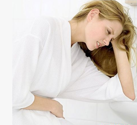 Đầy hơi. Nhiều phụ nữ nghĩ trướng bụng, đầy hơi là triệu chứng vô hại và sẽ nhanh biến mất. Nhưng nếu bạn bị đầy hơi liên tục, hãy tiến hành tầm soát ung thư, bởi bạn có nguy cơ bị ung thư buồng trứng.