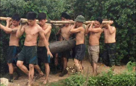 Lực lượng chức năng tiến hành di dời 4 quả bom đến địa điểm an toàn để xử lý.