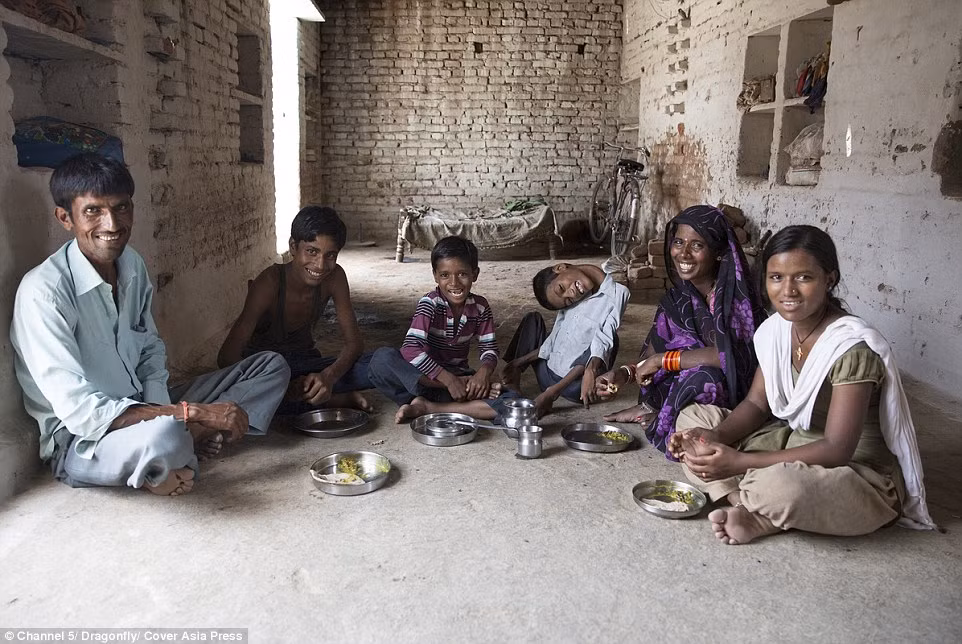 Do bệnh tật, Mahendra không thể đến trường nên bạn bè của cậu bé chỉ có những anh chị em của mình.