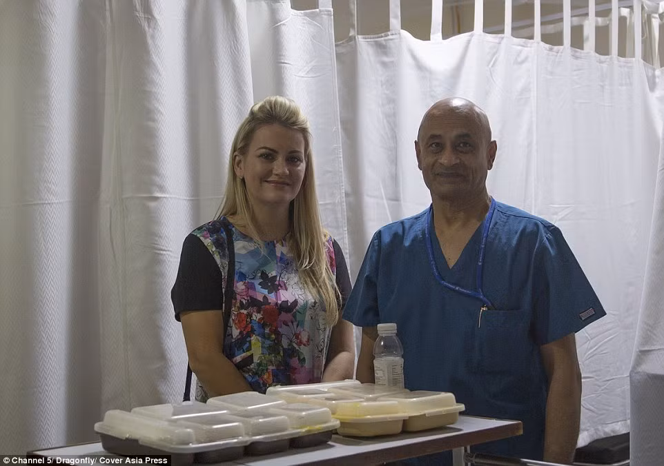 Tiến sĩ Krishnan - bác sĩ phẫu thuật cột sống đến từ Bệnh viện Apollo, ở Delhi và nhóm đồng nghiệp đã tiến hành phẫu thuật cho cậu bé chụp ảnh cùng nhà tài trợ ca phẫu thuật cho cậu bé.