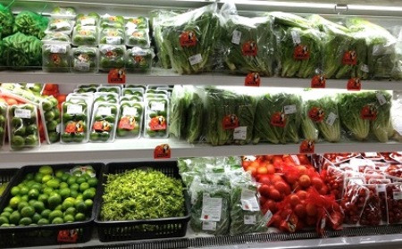 Trả lời trên báo Gia Đình Việt Nam, ông Lâm Quốc Hùng-Trưởng phòng Giám sát ngộ độc thực phẩm (Cục An toàn thực phẩm) cho biết nên chọn rau có nguồn gốc xuất xứ rõ ràng, khi nhập rau bằng cảm quan và kinh nghiệm của mình để lựa chọn thì tỷ lệ nhiễm chất tồn dư sẽ ít hơn so với những chủ quầy hàng không lựa chọn mà cứ thế nhập vào. Đây là một trong những yếu tố quan trọng giúp người mua không mua phải rau nhiễm hóa chất