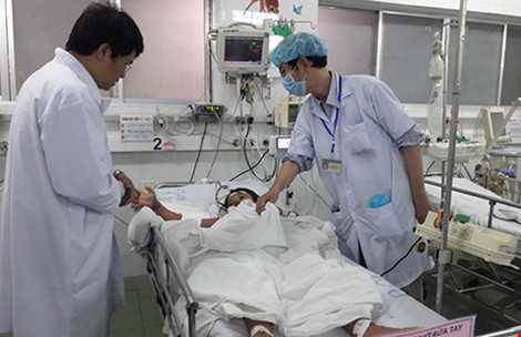 Trường hợp 7 trẻ tử vong ở Cao Bằng do dương tính với virus coxsackie thời gian gần đây đang khiến dư luận hết sức hoang mang. Các trường hợp tử vong đều dưới 6 tháng tuổi với các biểu hiện sốt nhẹ, quấy khóc, bỏ bú, rối loạn tiêu hóa (đi ngoài phân lỏng, nôn), một số trường hợp có ho, khó thở sau đó diễn biến nhanh đến hội chứng não cấp, bao gồm co giật, li bì và tử vong.
