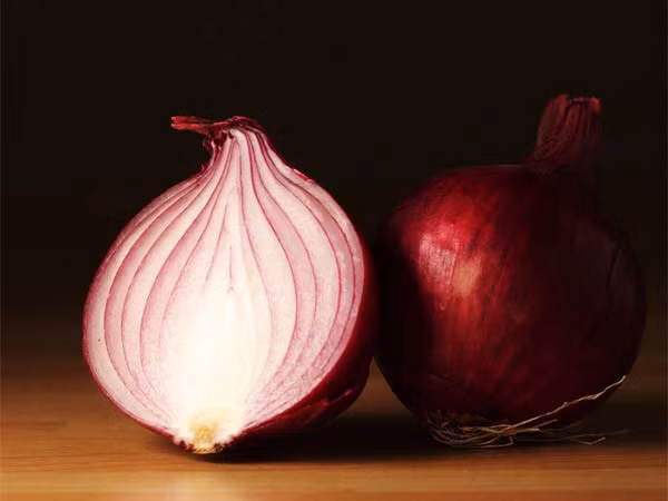 Hành tây. Loại thực phẩm này có tính chất kháng viêm, chỉ cần chà xát 1 miếng hành tây lên răng bị ê buốt triệu chứng sẽ giảm đi đáng kể.