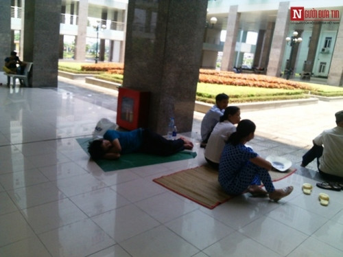 Đây là hình ảnh phía sau khuôn viên của Bệnh viện K3, người nhà bệnh nhân nghỉ trưa, tránh nắng. Dù mệt mỏi nhưng những người cùng cảnh ngộ vẫn tranh thủ trò chuyện, làm quen với nhau.