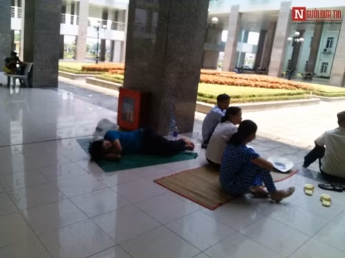 Đây là hình ảnh phía sau khuôn viên của Bệnh viện K3, người nhà bệnh nhân nghỉ trưa, tránh nắng. Dù mệt mỏi nhưng những người cùng cảnh ngộ vẫn tranh thủ trò chuyện, làm quen với nhau.