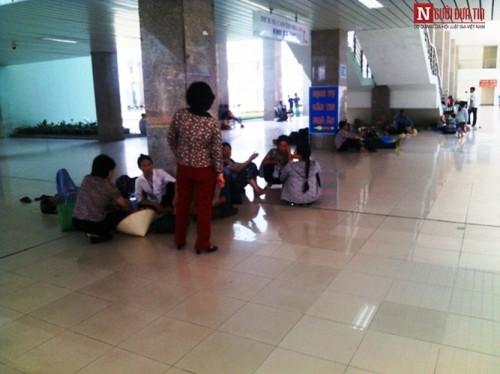 Có những người từ xa tới, chưa kịp thuê nhà trọ cũng ngồi ở đây để chờ người nhà. Trong khi đó, một số người chỉ tranh thủ một lúc nghỉ trưa vào thăm. Họ tranh thủ ngồi ở sảnh để chờ ăn vội bữa cơm trưa.