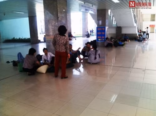 Có những người từ xa tới, chưa kịp thuê nhà trọ cũng ngồi ở đây để chờ người nhà. Trong khi đó, một số người chỉ tranh thủ một lúc nghỉ trưa vào thăm. Họ tranh thủ ngồi ở sảnh để chờ ăn vội bữa cơm trưa.