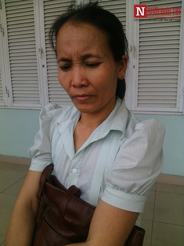 Chị T cho hay: "Chúng tôi xuống đây từ sáng. Thời tiết nắng nóng nên ai cũng tranh thủ nghỉ ngơi. Nhìn những bệnh nhân đã khổ sở, người nhà họ cũng thương không kém. Người ngủ dưới cầu thang, người ngủ ghế đá, người thì nằm ngay ở sảnh. Cũng may ở trong này có điều hòa nên mát mẻ hơn".