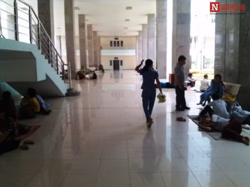 Sảnh chính đường đi ra khoa Hồi sức cấp cứu của Bệnh viện K3 cũng có không ít người nhà bệnh nhân ngồi nghỉ ngơi. Đa số đều chọn chân cầu thang vừa khuất, vừa mát mẻ.