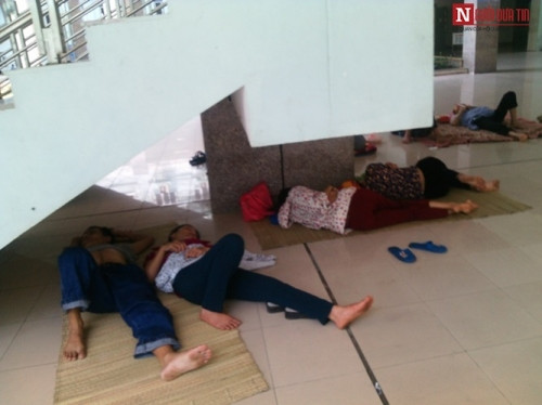 Những ngày nắng nóng, hình ảnh này quả không hiếm gặp ở bất kỳ bệnh viện nào. Đa số họ là những người ở quê lên thăm, chăm sóc người nhà nhưng không được vào thăm nên tranh thủ ngủ nghỉ.