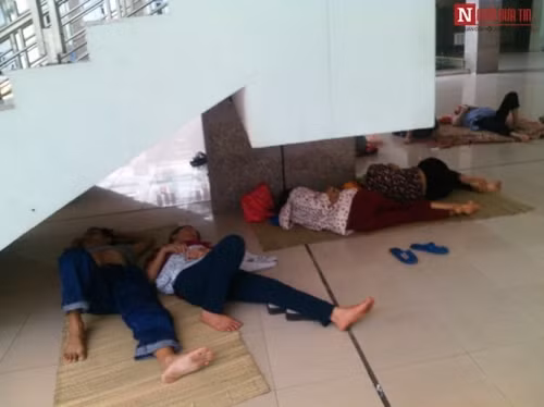 Những ngày nắng nóng, hình ảnh này quả không hiếm gặp ở bất kỳ bệnh viện nào. Đa số họ là những người ở quê lên thăm, chăm sóc người nhà nhưng không được vào thăm nên tranh thủ ngủ nghỉ.