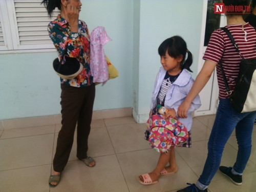 Cả xã rủ nhau đến thăm một bệnh nhân nhỏ tuổi bị U đầu tụy. Theo chia sẻ của người nhà có gần 20 người đi thăm cháu bé này. Tất cả đều hồi hộp đứng ngồi không yên để chờ tới lượt vào thăm cháu và hỏi thăm tình hình sức khỏe cháu.