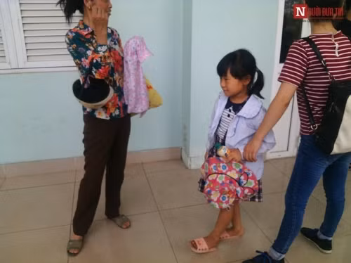 Cả xã rủ nhau đến thăm một bệnh nhân nhỏ tuổi bị U đầu tụy. Theo chia sẻ của người nhà có gần 20 người đi thăm cháu bé này. Tất cả đều hồi hộp đứng ngồi không yên để chờ tới lượt vào thăm cháu và hỏi thăm tình hình sức khỏe cháu.