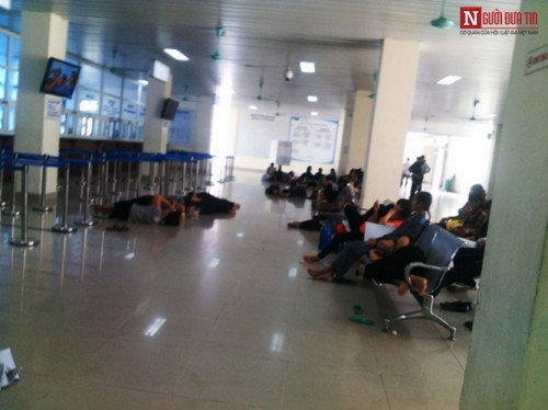 Đây là thời điểm 11h30 phút tại sảnh, nơi chờ làm thủ tục của Bệnh viện K3, dường như ngoài giờ hành chính số bệnh nhân vẫn đông. Đa số là người nhà bệnh nhân chờ đợi để làm thủ tục nhập viện, ra viện. Phòng chờ lúc nào cũng đông nghịt người những ngày nắng nóng con số này dường như đông đúc hơn.