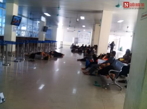 Đây là thời điểm 11h30 phút tại sảnh, nơi chờ làm thủ tục của Bệnh viện K3, dường như ngoài giờ hành chính số bệnh nhân vẫn đông. Đa số là người nhà bệnh nhân chờ đợi để làm thủ tục nhập viện, ra viện. Phòng chờ lúc nào cũng đông nghịt người những ngày nắng nóng con số này dường như đông đúc hơn.