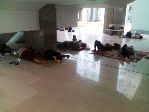 Mới đây, PV báo Người Đưa Tin đã ghi lại hình ảnh người nhà bệnh nhân “chầu chực” chăm người nhà tại Bệnh viện K3, Tân Triều trong những ngày nắng nóng. Đa số người dân đều từ ở quê ra, trong khi chờ đến giờ thăm người nhà họ đều tìm một chỗ lý tưởng để tránh nắng. Nhiều người còn chui cả vào chân cầu thang để nghỉ ngơi. Dường như họ đã quá quen với cảnh này nên không chút e ngại. Dù chưa tới giờ nghỉ trưa nhưng đa số người nhà bệnh nhân vì trực người bệnh cả đêm nên nằm xuống là ngủ.