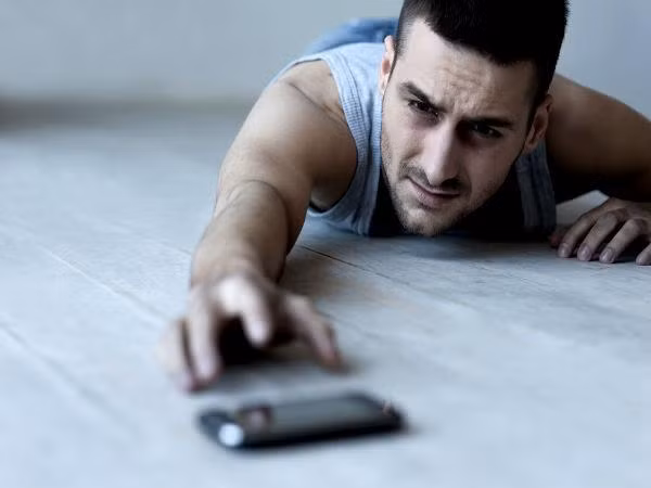 Trước khi đi ngủ, không bao giờ đặt điện thoại di động gần đầu bạn, tốt nhất nên đặt nó càng xa càng tốt.