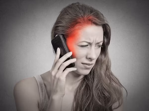 Tránh nói chuyện quá lâu trên điện thoại di động. Bạn có thể sử đụng diện thoại bàn cho các cuộc trò chuyện dài để hạn chế bức xạ điện thoại.