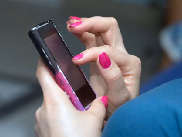 Cầm điện thoại di động bằng tay sẽ hạn chế bức xạ tốt hơn là đút vào túi quần, áo.