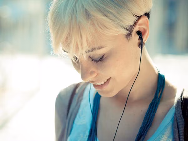 Dùng tai nghe là một trong những phương pháp hạn chế bức xạ điện thoại ảnh hưởng đến não. Tuy nhiên, bạn nên hạn chế tai nghe Bluetooth vì công cụ này vẫn có thể phát ra bức xạ nguy hiểm.