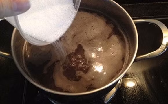 Trong quá trình nấu lưu ý không thêm bất kỳ các thành phần có tính axit nào như chanh, giấm, rượu cũng như đường vào cho đến khi đậu đã được hầm mềm.