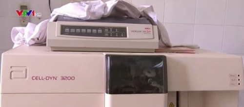 Chiếc máy xét nghiệp có giá trên 800 triệu đồng phải nằm... đắp chăn.