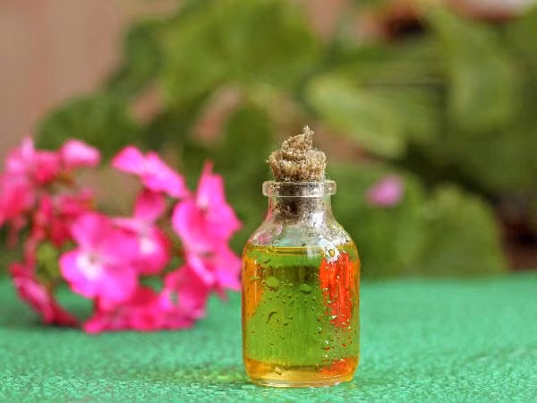 Tinh dầu phong lữ. Loại tinh dầu này giúp cân bằng nội tiết tố, giải độc hệ bạch huyết và giảm stress hiệu quả. Thêm vài giọt tinh dầu này vào nước tắm hay dùng để massage để đạt hiệu quả tốt nhất.