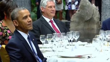 Theo tiết lộ của tờ Washington Post, Tổng thống Mỹ Barack Obama rất thích dùng cơm cá hồi. Ông cũng ăn cá và gà nhưng nướng chứ không rán.