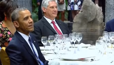 Theo tiết lộ của tờ Washington Post, Tổng thống Mỹ Barack Obama rất thích dùng cơm cá hồi. Ông cũng ăn cá và gà nhưng nướng chứ không rán.