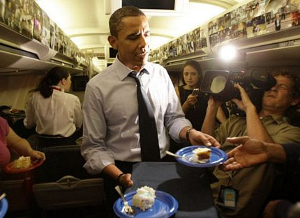 Không hẳn là thói quen ăn uống, nhưng Tổng thống lúc nào cũng tặng một chiếc bánh khổng lồ cho nhân viên Nhà Trắng trong ngày sinh nhật, luôn luôn là bánh chứ không phải thứ gì khác liên tục 8 năm nay.