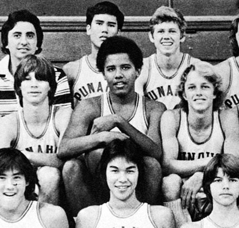 Môn thể thao ưa thích của Tổng thống Obama là bóng rổ. Khi còn là học sinh, ông chơi cho đội tuyển của trường trung học Punahou ở Honolulu, bang Hawaii. Ảnh: Daily.