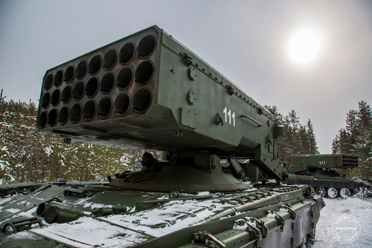 Sau đó, TOS-1 được sử dụng trong chiến tranh Chechnya lần thứ hai, đặc biệt, trong trận đánh tại làng Komsomolskoye vào tháng 3/2000. Vũ khí này từng được quân đội Iraq sử dụng để đánh khủng bố IS tại Mosul; nó cũng đã chứng minh tính hiệu quả khi hỗ trợ bộ binh trong chiến dịch của quân chính phủ Syria giải phóng thành phố Palmyra khỏi khủng bố IS năm 2017. TOS-1A cũng được sử dụng để phòng thủ căn cứ quân sự của Nga tại Khmeimim (Syria). Đây là vũ khí cực kỳ hiệu quả để chống mai phục, vũ khí hoàn hảo để đánh khủng bố.