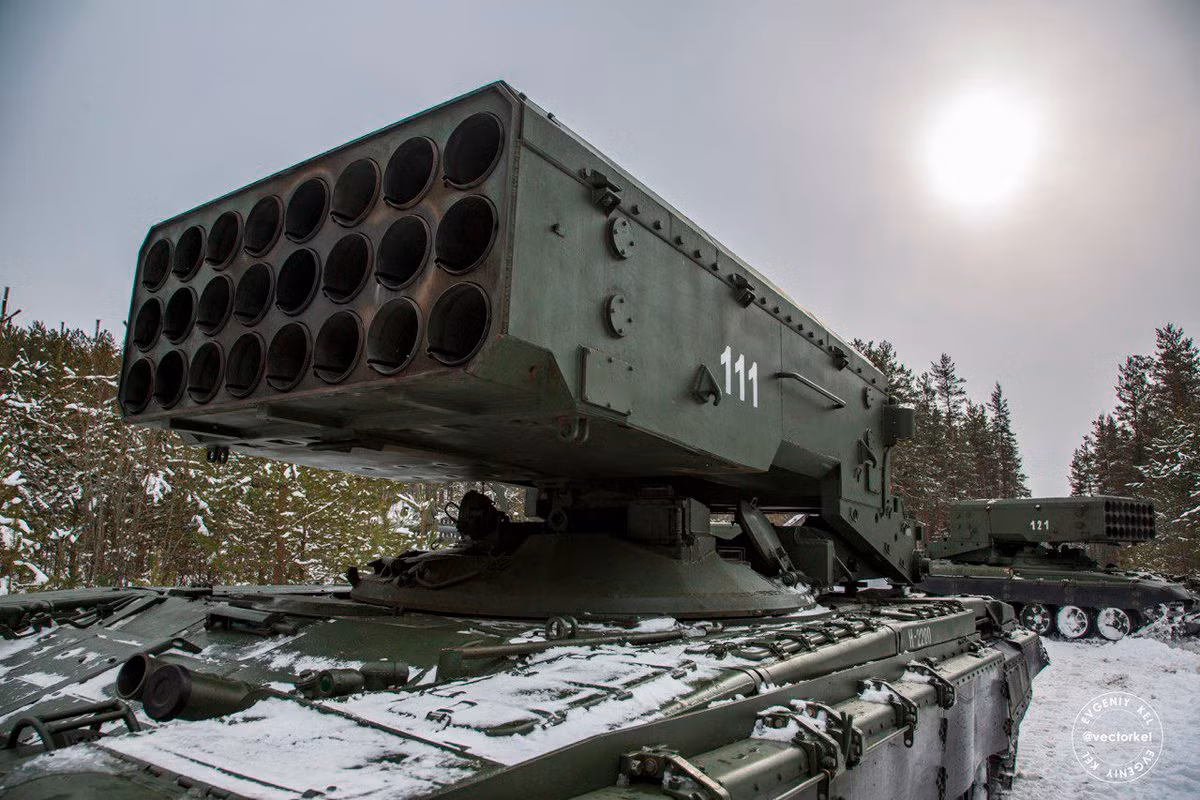 Sau đó, TOS-1 được sử dụng trong chiến tranh Chechnya lần thứ hai, đặc biệt, trong trận đánh tại làng Komsomolskoye vào tháng 3/2000. Vũ khí này từng được quân đội Iraq sử dụng để đánh khủng bố IS tại Mosul; nó cũng đã chứng minh tính hiệu quả khi hỗ trợ bộ binh trong chiến dịch của quân chính phủ Syria giải phóng thành phố Palmyra khỏi khủng bố IS năm 2017. TOS-1A cũng được sử dụng để phòng thủ căn cứ quân sự của Nga tại Khmeimim (Syria). Đây là vũ khí cực kỳ hiệu quả để chống mai phục, vũ khí hoàn hảo để đánh khủng bố.