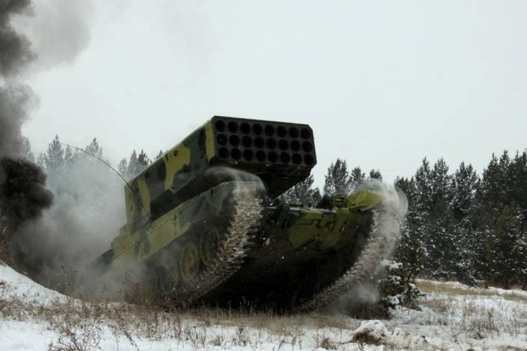 Theo nhà sản xuất, đạn rocket mới dành cho TOS-1A sử dụng nhiên liệu rắn cùng với đầu đạn nhiệt áp thế hệ mới và được chế tạo dựa trên công nghệ tiên tiến nhất hiện nay của Nga, vẫn giữ nguyên kích thước của mẫu đạn MO-1.01.04M nhưng sức hủy diệt tăng lên rất nhiều. Một tổ hợp TOS-1A có khả năng gây sát thương trong khu vực rộng đến 40.000 m2, tương đương diện tích của 6 sân bóng gộp lại. Tạp chí Popular Mechanics của Mỹ từng gọi TOS-1A là "địa ngục trần gian" có thể gieo rắc kinh hoàng cho bất cứ mục tiêu nào bị đầu đạn nhiệt áp của nó nhắm bắn và còn được đặt biệt danh là "vũ khí hạt nhân cấp chiến thuật".