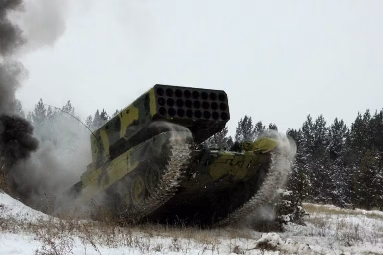 Theo nhà sản xuất, đạn rocket mới dành cho TOS-1A sử dụng nhiên liệu rắn cùng với đầu đạn nhiệt áp thế hệ mới và được chế tạo dựa trên công nghệ tiên tiến nhất hiện nay của Nga, vẫn giữ nguyên kích thước của mẫu đạn MO-1.01.04M nhưng sức hủy diệt tăng lên rất nhiều. Một tổ hợp TOS-1A có khả năng gây sát thương trong khu vực rộng đến 40.000 m2, tương đương diện tích của 6 sân bóng gộp lại. Tạp chí Popular Mechanics của Mỹ từng gọi TOS-1A là "địa ngục trần gian" có thể gieo rắc kinh hoàng cho bất cứ mục tiêu nào bị đầu đạn nhiệt áp của nó nhắm bắn và còn được đặt biệt danh là "vũ khí hạt nhân cấp chiến thuật".