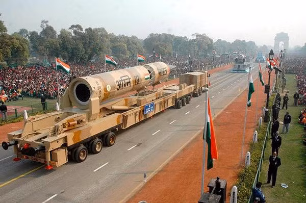 Được biết, tên lửa đạn đạo này có khả năng mang đầu đạn hạt nhân với tầm bắn lên đến 1.500 km.