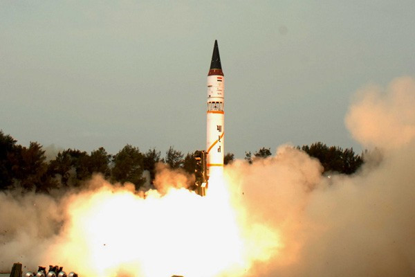 Tên lửa Agni-II được trang bị hệ thống định vị chính xác cao, được dẫn đường bởi hệ thống điều khiển tinh vi và dùng nhiên liệu đẩy dạng rắn.