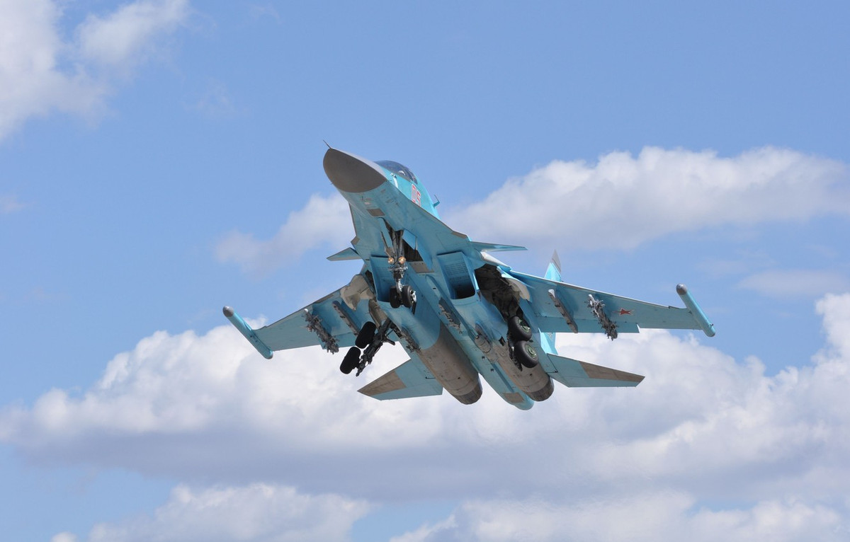 Các đơn đặt hàng vũ khí trang bị kỹ thuật của Jordan trong giai đoạn 2012-2016 với thứ tự các nhà cung cấp là Mỹ, Nga và Hà Lan. Tuy nhiên, dường như mọi chuyện đã thay đổi bởi ngoài Su-34, hiện nay Jordan cũng đang muốn mua số lượng lớn tên lửa chống tưng của Nga mà không phải vũ khí Mỹ. Trong số này có tên lửa RPG-32, Kornet...