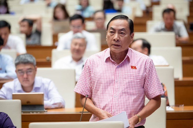 ĐB Phạm Văn Hòa: “Mỗi năm đến trường lòng man mác buồn vì SGK“ DB Pham Van Hoa: “Moi nam den truong long man mac buon vi SGK“