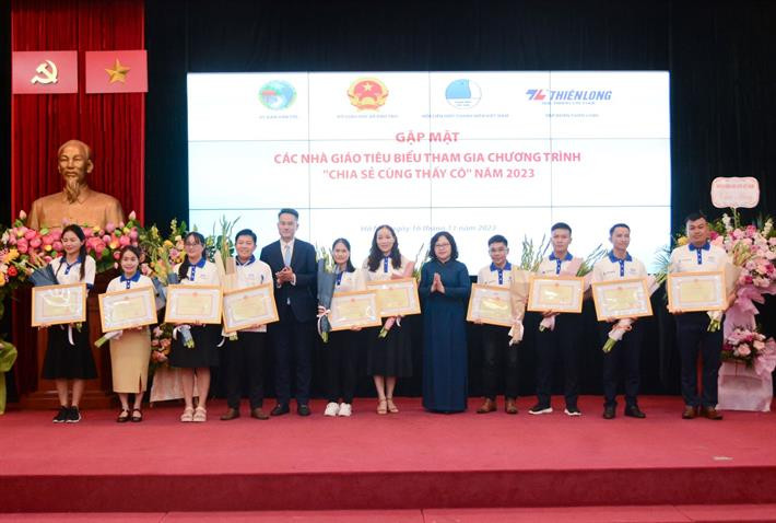 Nhiều thầy cô hy sinh cả tuổi xuân mang con chữ đến cho học trò Nhieu thay co hy sinh ca tuoi xuan mang con chu den cho hoc tro