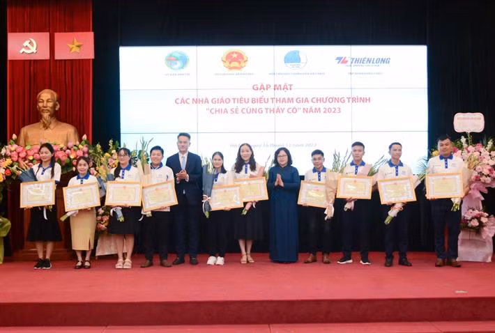 Nhieu thay co hy sinh ca tuoi xuan mang con chu den cho hoc tro