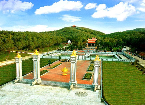 Khi nghe tin Chế Mân qua đời, vua Trần Anh Tông sợ em gái mình bị hại nên đã sai Trần Khắc Chung và An Phủ sứ Đặng Vân lấy cớ điếu tang để đón công chúa Huyền Trân về Đại Việt.