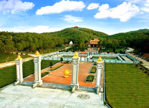 Khi nghe tin Chế Mân qua đời, vua Trần Anh Tông sợ em gái mình bị hại nên đã sai Trần Khắc Chung và An Phủ sứ Đặng Vân lấy cớ điếu tang để đón công chúa Huyền Trân về Đại Việt.