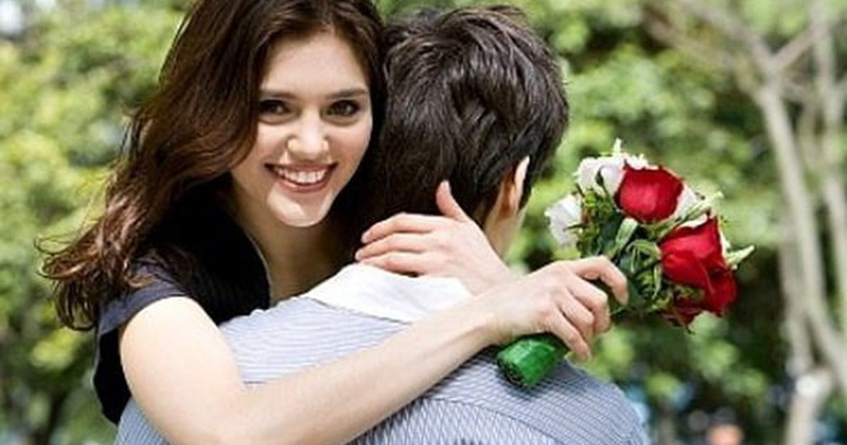 Khuôn mặt của chủ nhà thay đổi hình dáng. Khuôn mặt tròn hơn, dái tai to và dày lên là điềm báo may mắn sắp đến với bạn. Khi nhìn vào dấu hiệu này, nhiều người nhận xét bạn ngày càng xinh đẹp và phúc hậu hơn.