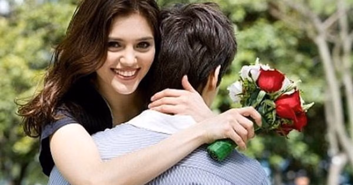 Khuôn mặt của chủ nhà thay đổi hình dáng. Khuôn mặt tròn hơn, dái tai to và dày lên là điềm báo may mắn sắp đến với bạn. Khi nhìn vào dấu hiệu này, nhiều người nhận xét bạn ngày càng xinh đẹp và phúc hậu hơn.