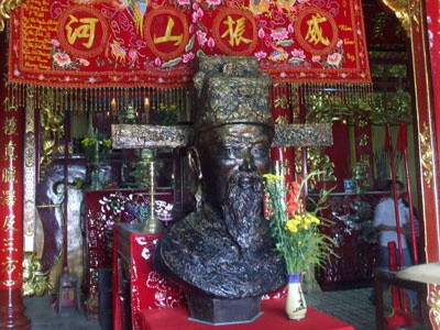 Vị tướng có công lớn trong việc khai khẩn vùng đất Nam Bộ là Thoại Ngọc Hầu. Tướng Thoại Ngọc Hầu (1761-1829) từng có công lớn trong việc khai khẩn vùng đất Nam Bộ và đào kênh Vĩnh Tế.