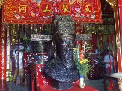 Vị tướng có công lớn trong việc khai khẩn vùng đất Nam Bộ là Thoại Ngọc Hầu. Tướng Thoại Ngọc Hầu (1761-1829) từng có công lớn trong việc khai khẩn vùng đất Nam Bộ và đào kênh Vĩnh Tế.