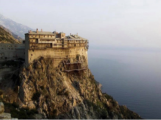 Các chuyến du ngoạn bằng thuyền hàng ngày được khởi hành từ Ouranoupoli, ở đó có một hướng dẫn viên du lịch, giúp bạn có cơ hội tìm hiểu cuộc sống của các nhà sư và lịch sử của ngọn núi thiêng.