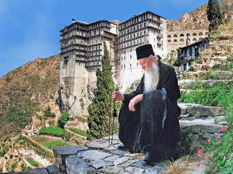 Đối với phụ nữ và những người không có cơ hội đặt chân lên ngọn núi, họ có thể tận hưởng chuyến du ngoạn thư thái quanh Athos, chiêm ngưỡng khung cảnh ngoạn mục và kiến trúc Byzantine độc đáo của các tu viện.