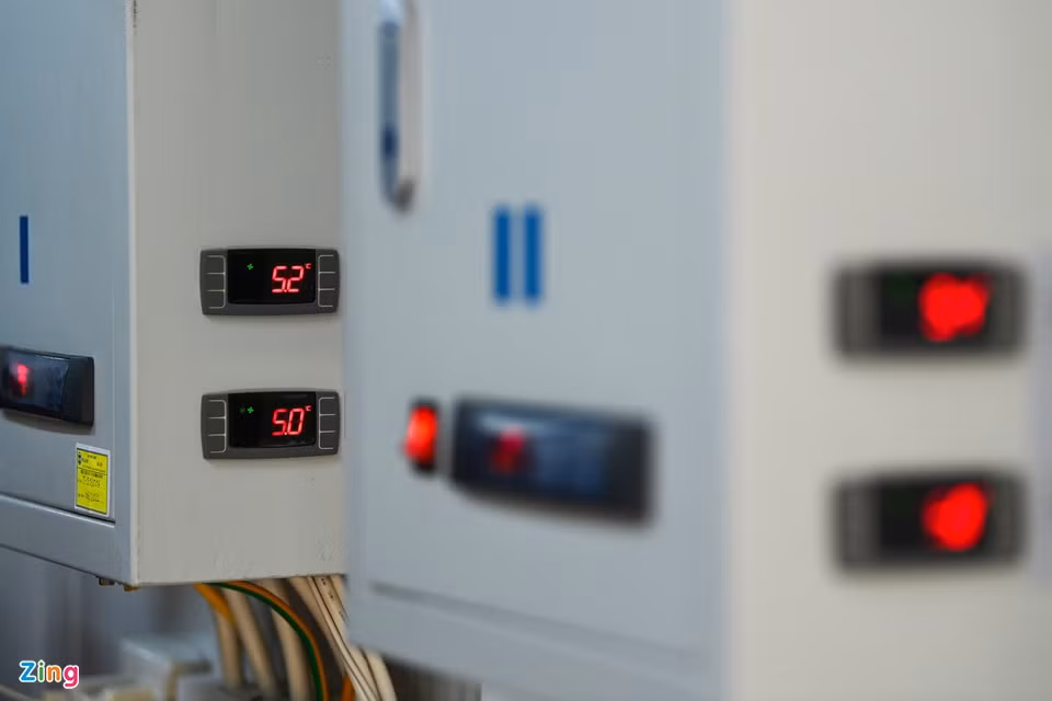 Trước đó, hầu hết thiết bị dây chuyền lạnh của chương trình tiêm chủng mở rộng chỉ bảo quản vaccine ở nhiệt độ lạnh thông thường hoặc -20 độ C, theo thông cáo của Bộ Y tế.